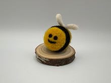 Load image into Gallery viewer, Bumble Bee Needle Felting Kit

